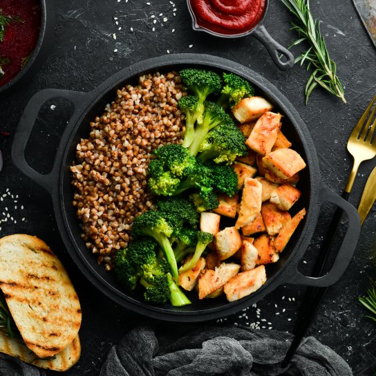 Гречка з куркою та овочами