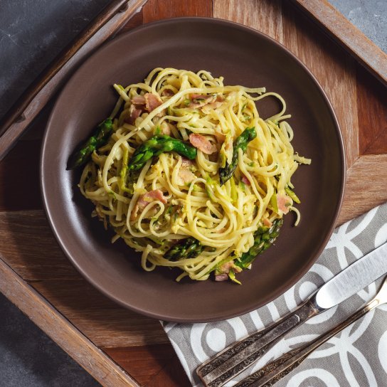 Лінгвіне зі спаржею та беконом