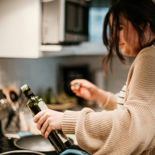 Жінка з пляшкою олії