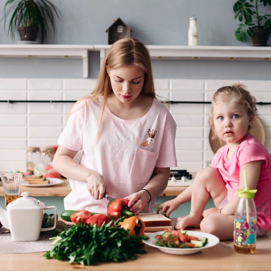 Мама і донька готують