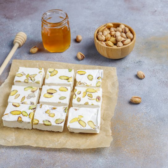 Іспанський десерт туррон з фісташками