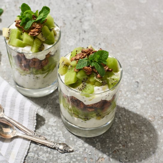 Десерт у склянці з фруктами