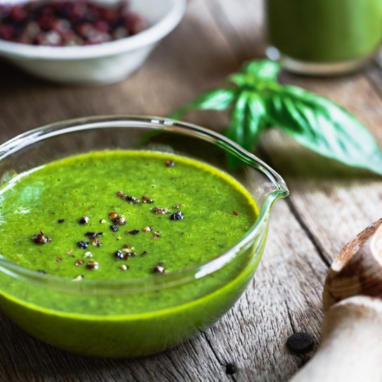 Салатна заправка з базиліком