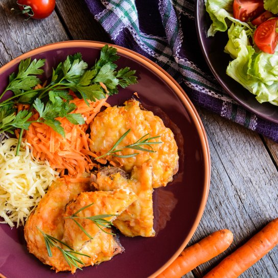 Свинячі відбивні під сиром