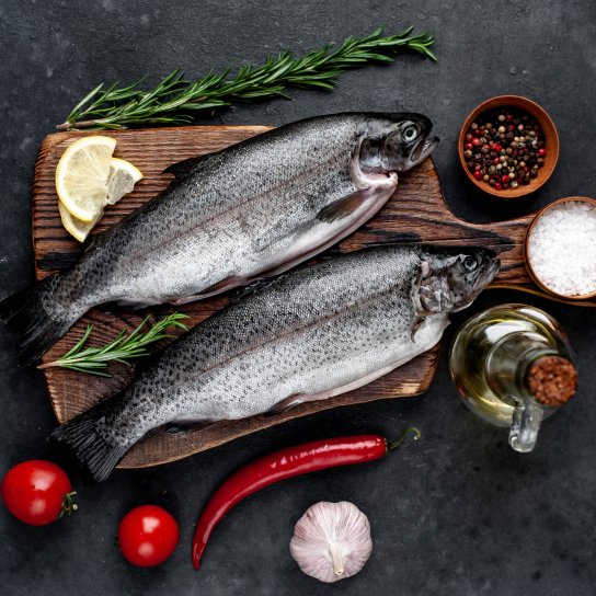 дві річкових форелі