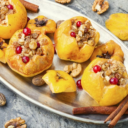 Айва, запечена з медом, родзинками та горіхами