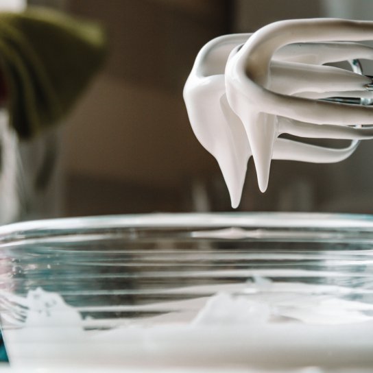 Как правильно взбивать белки?