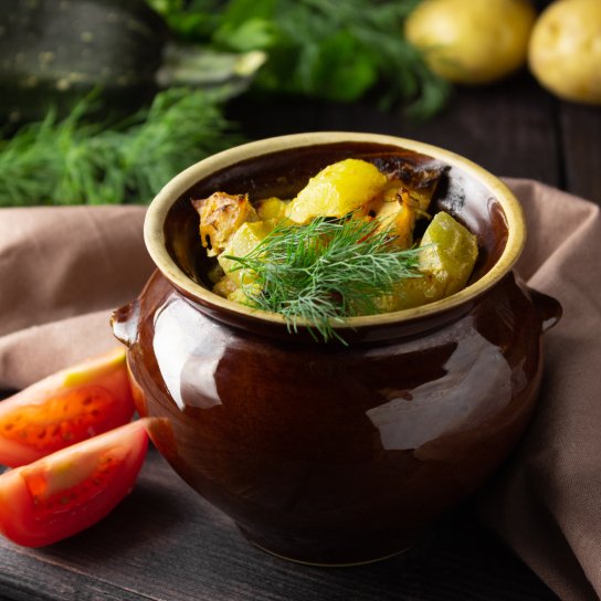 Курка з картоплею запечена в горщикуКурка з картоплею запечена в горщику