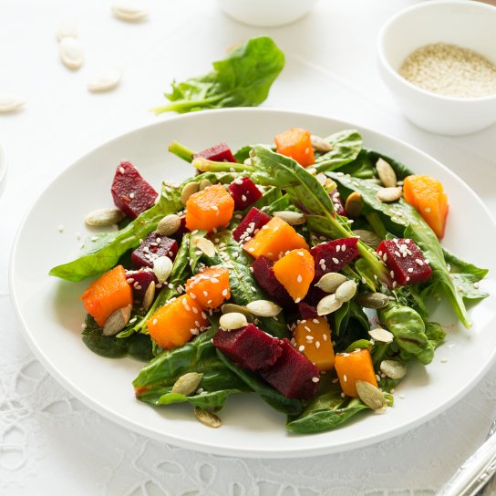 Вегетарианский салат со свеклой, тыквой и клюквой