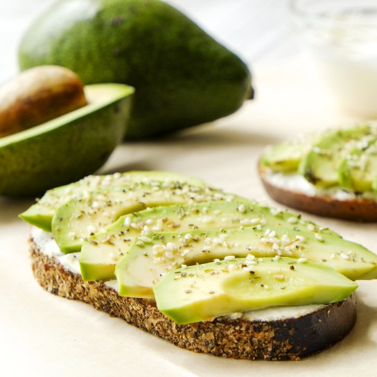Самый простой бутерброд с авокадо — на быстрый завтрак или перекус