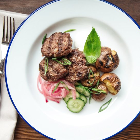 Фрикадельки с изюмом в духовке