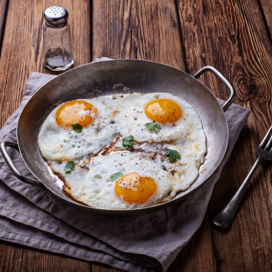 Яєшня з салом на вугіллі