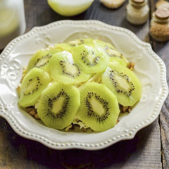 Салат з копченою куркою, ківі та овочами