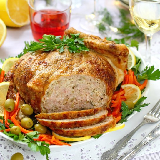Фарширована курка з ананасом і родзинками