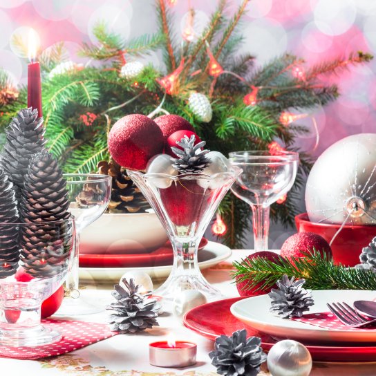 декорований новорічний стіл