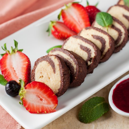 Солодкий двоколірний рулет