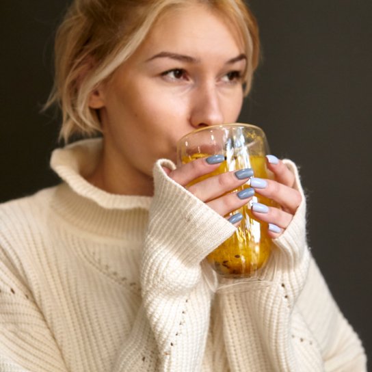 Дівчина п'є чай