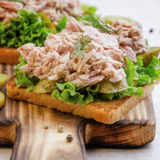 Салат з тунцем і шпинатом