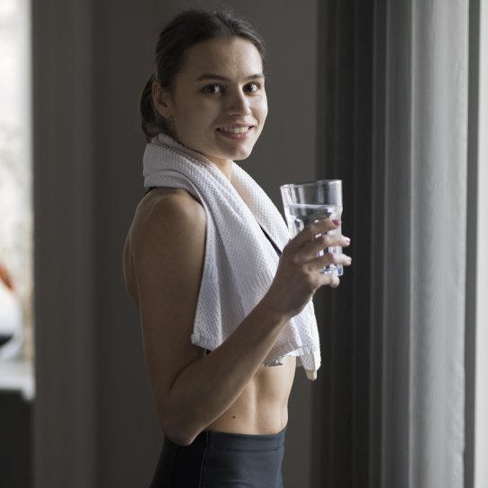 Дівчина п'є воду