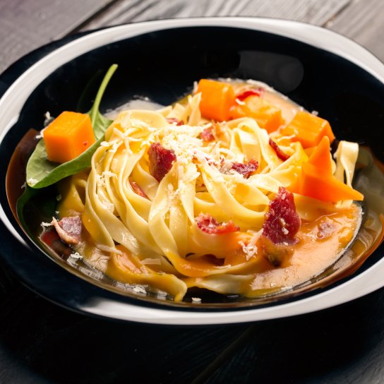 Макарони з гарбузом, беконом і сиром