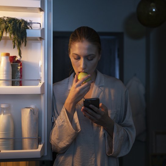 Жінка біля холодильника