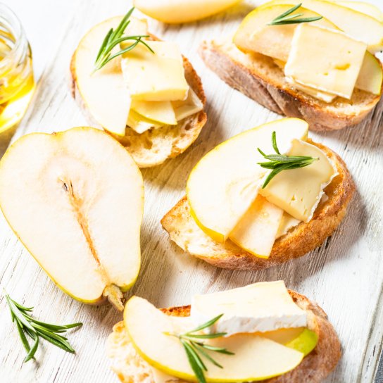 Канапки з сиром брі та грушею