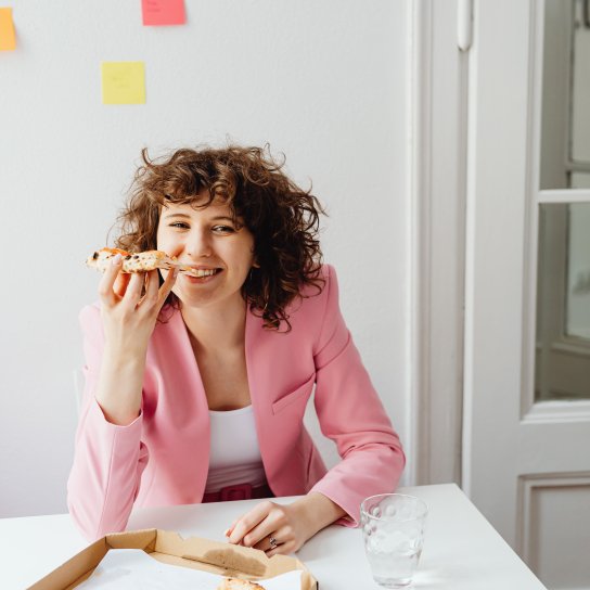 Дівчина їсть піцу