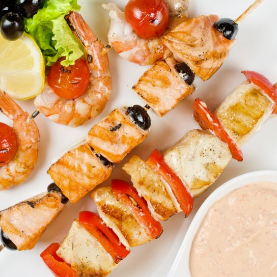 Шашлычки из морепродуктов с соусом
