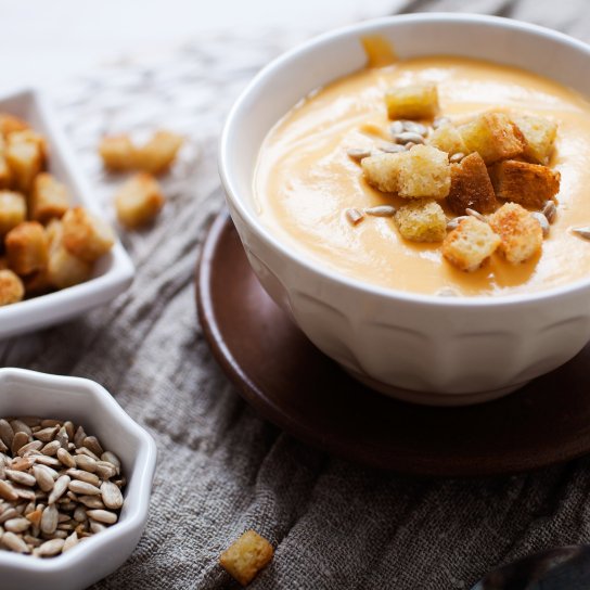 Крем-суп с чесноком и картофельными чипсами