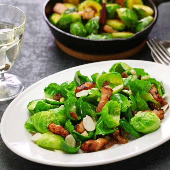 Салат з брюссельської капусти з беконом і горіхами