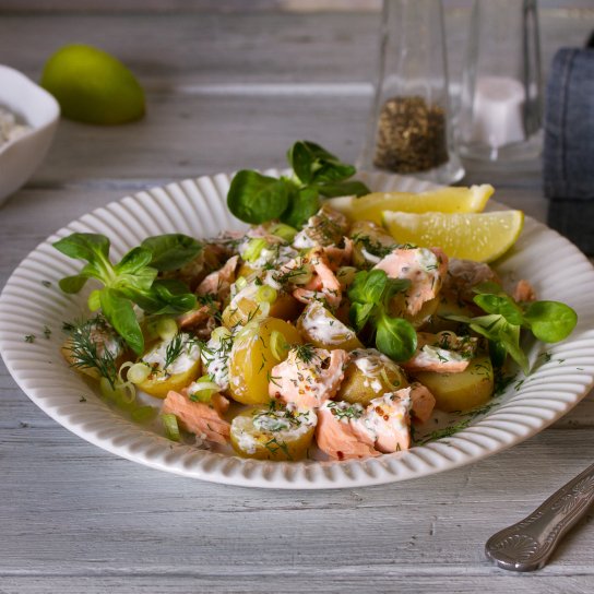 Салат з лососем та картоплею