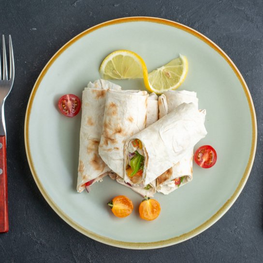 Бурито з курячою грудкою, помідорами і перцем