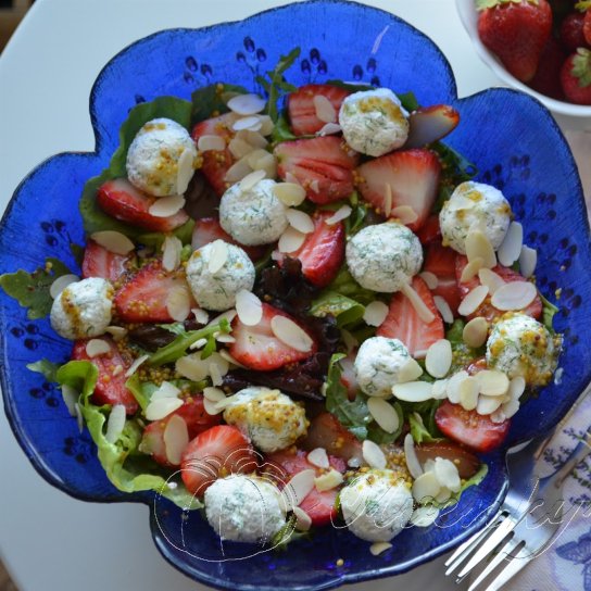Салат з полуницею та сирними кульками