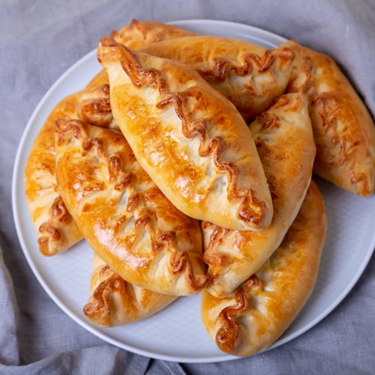 Пиріжки з бананово-сирною начинкою