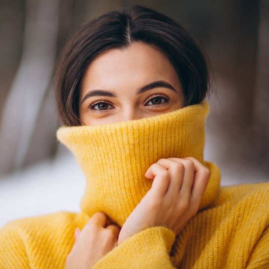 Дівчина в светрі