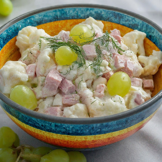 Салат з ковбасою, виноградом і цвітною капустою