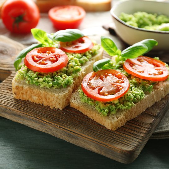 Тост з авокадо і помідорами