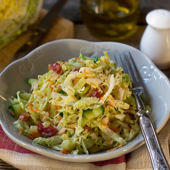 Салат з пекінської капусти, ковбаси та сухариків