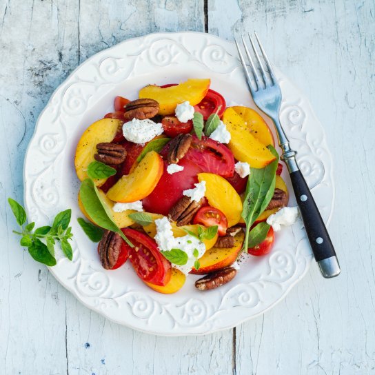 салат з персиками та базиліком