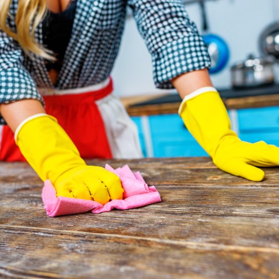 Жінка чистить стіл