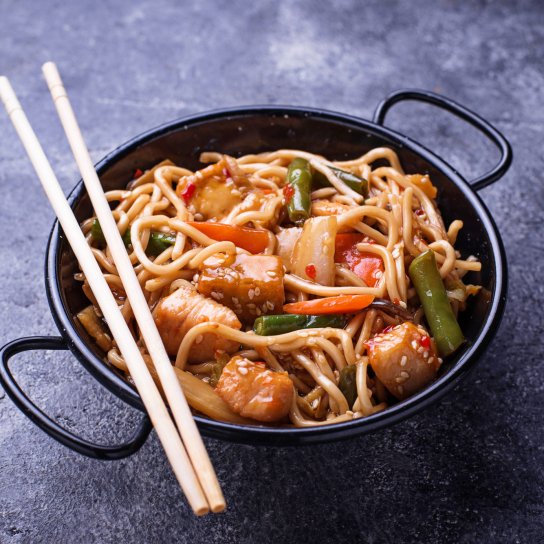 Удон з куркою та овочами