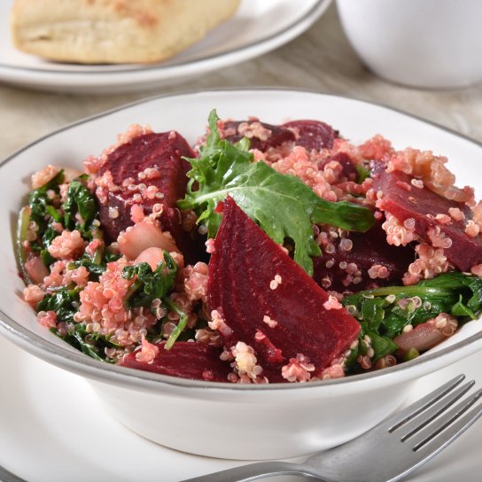 Салат з кіноа та печеним буряком