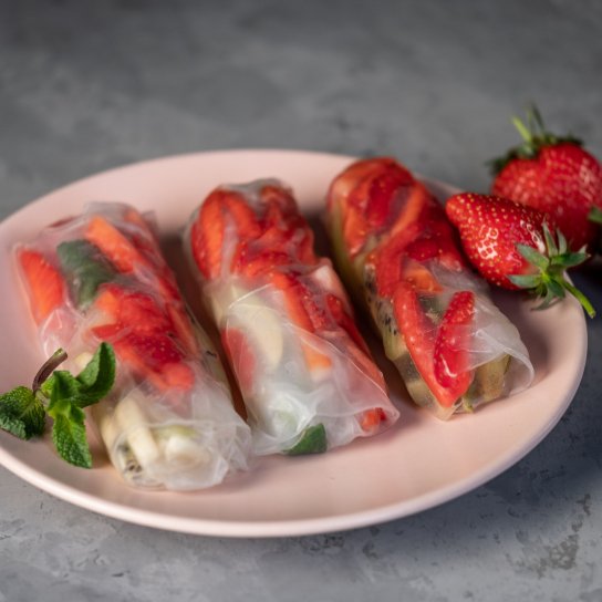 Спринг-роли з полуницею і яблуком