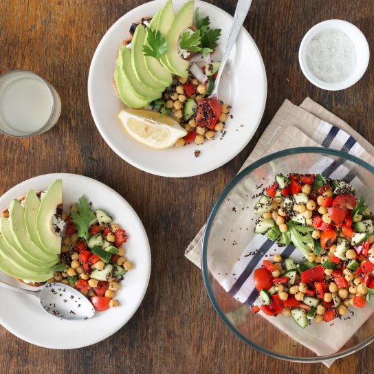 Салат з кіноа, нутом, авокадо і помідорами