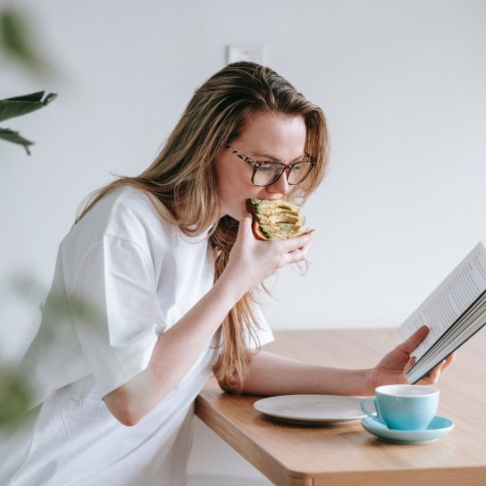 Жінка їсть тост