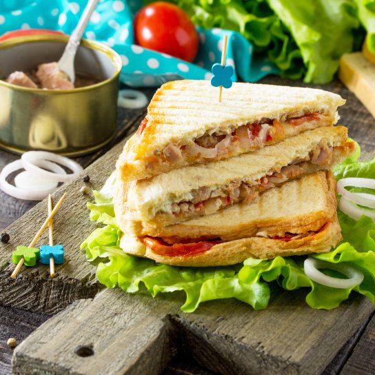 Сендвіч з тунцем та фетою