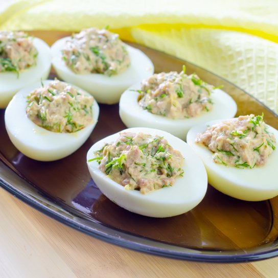 Перепелині яйця, фаршировані печінкою