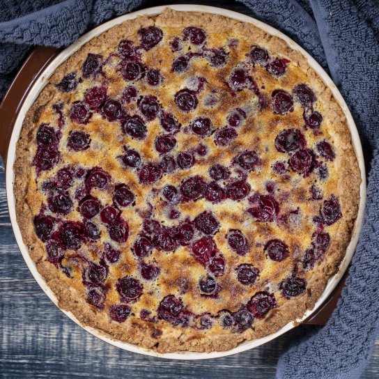 Пиріг з вишнями на олії