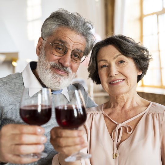 Літня пара з вином