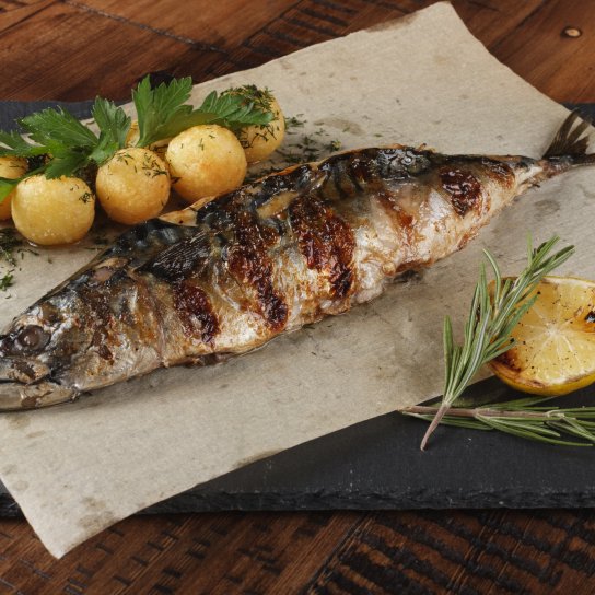 Смажена в сковороді скумбрія